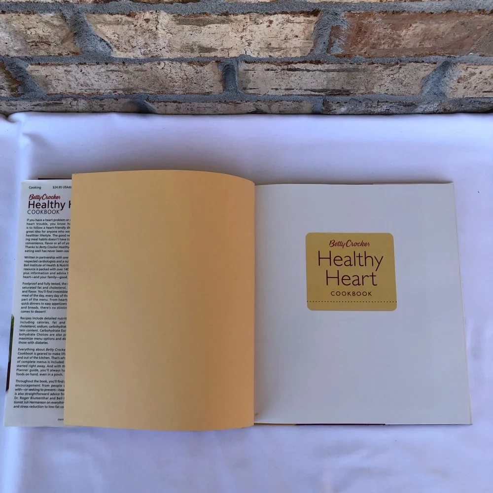 Vintage 2005 Betty Crocker Heart Healthy Cookbook Hard‎ Cover Book